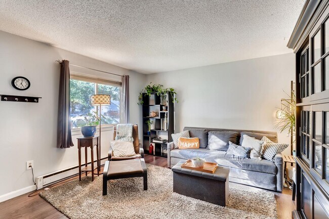 Building Photo - Bright & Cozy 3-Bedroom in the Heart of Longmont!