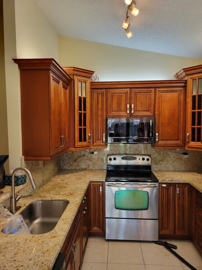 Building Photo - 5881 Chester Ln