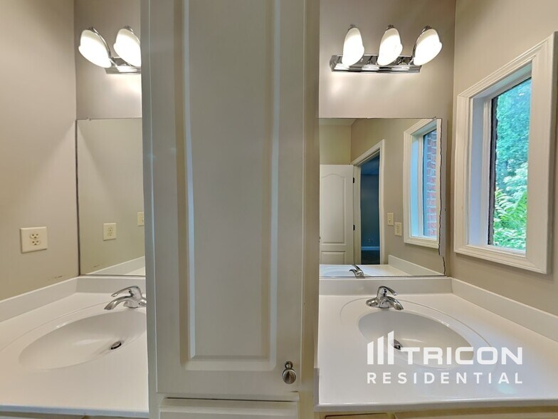 Building Photo - 5840 Cool Springs Dr