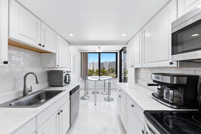 Building Photo - 3589 S Ocean Blvd