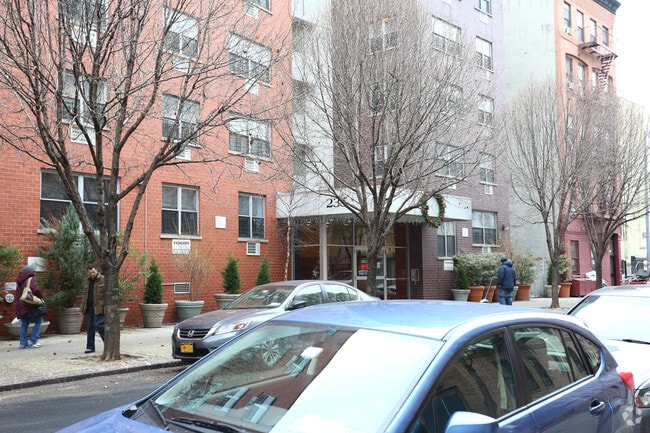 Building Photo - Plaza 105