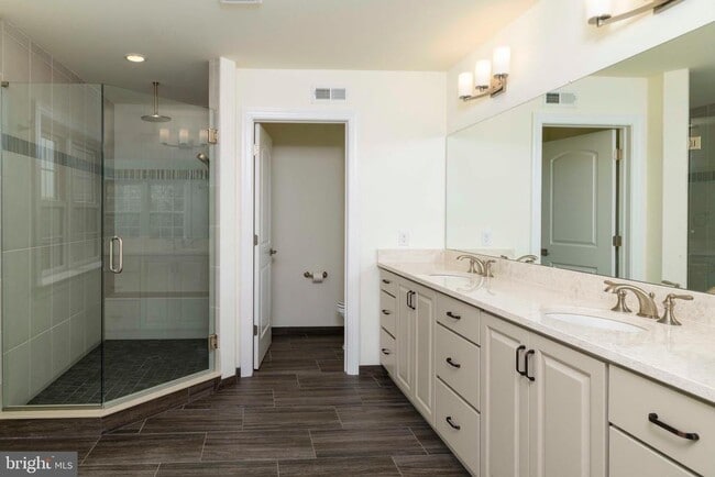 Building Photo - 6098 Creekside Dr