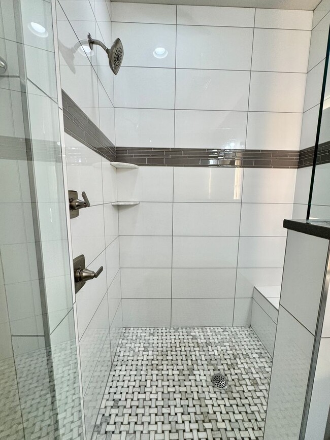 Building Photo - 3 Bed, 3.5 Bath Home w/ 2 Car Garage and Lake Views