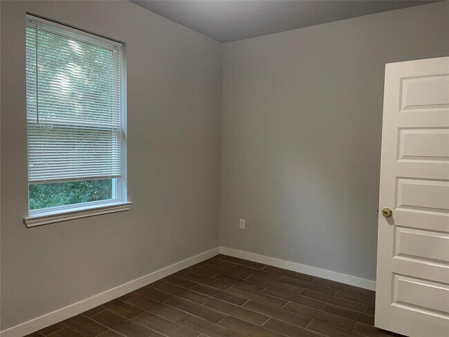 Building Photo - 884 Rd 3550
