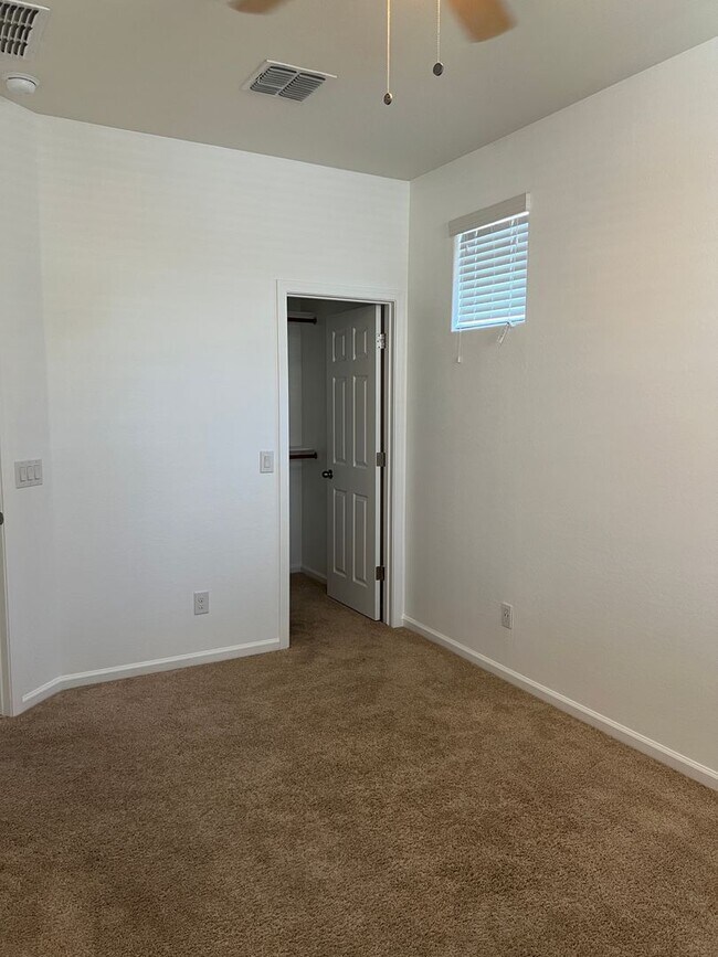 Building Photo - Spacious 4-Bedroom Home in Valencia Height...