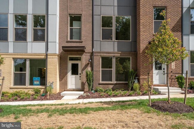 Building Photo - 5102 Oakmoore Dr