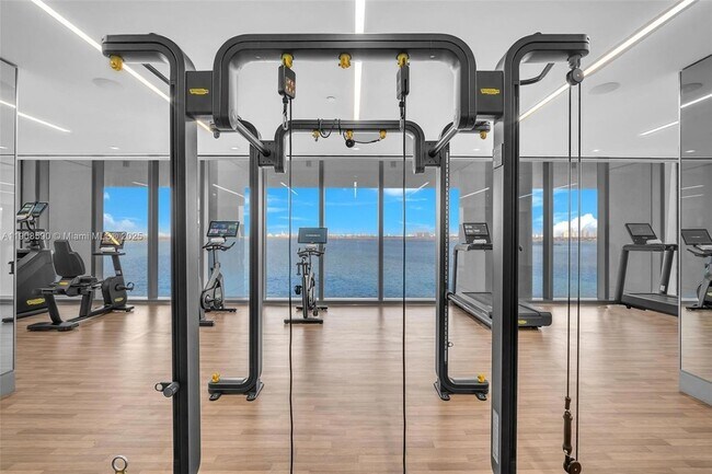 Building Photo - 700 NE 26th Terrace