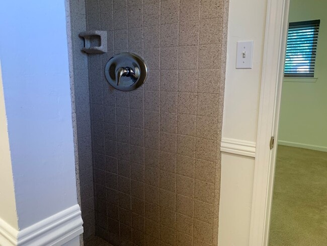 Building Photo - 3 bedroom 2 bath home with HUGE yard in Orangevale