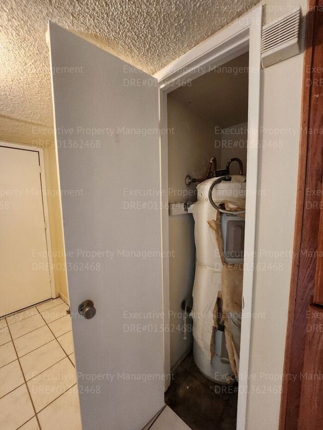 Building Photo - Townhouse unit. 2 bedrooms 1.5 bath call o...