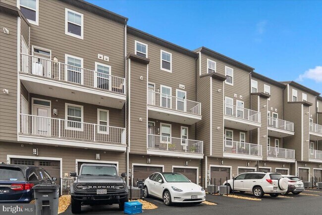 Building Photo - 45121 Kincora Dr