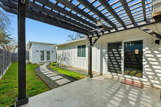 Building Photo - 3817 Leafield Dr