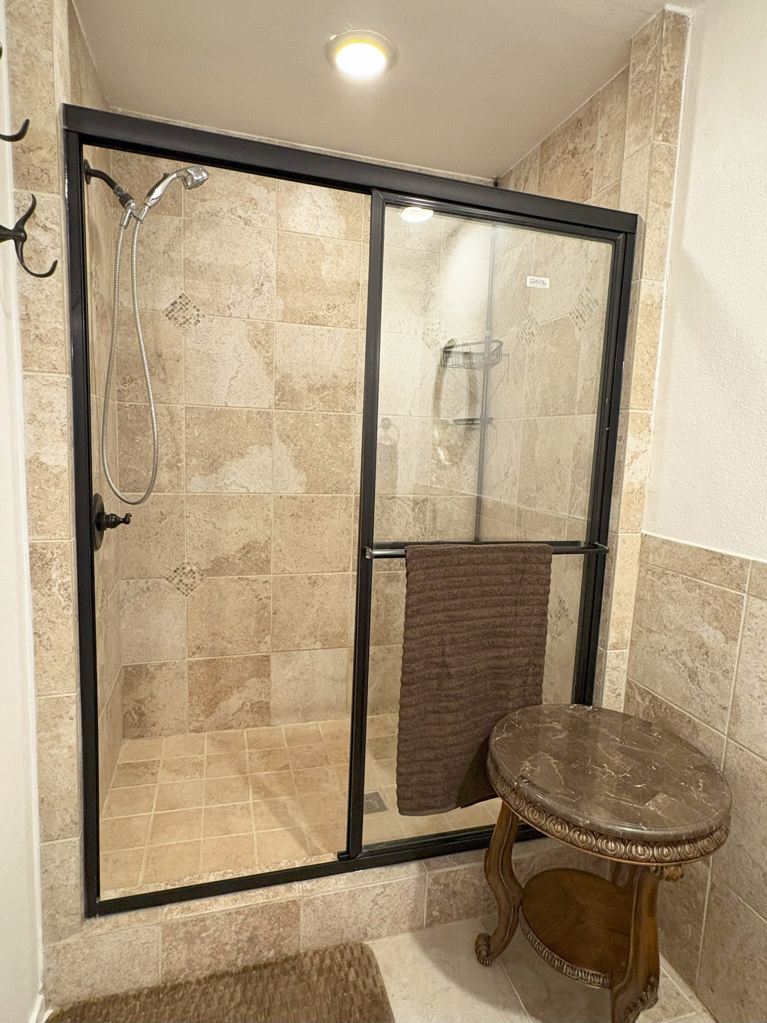 Hall bath - 7500 Callaghan Rd