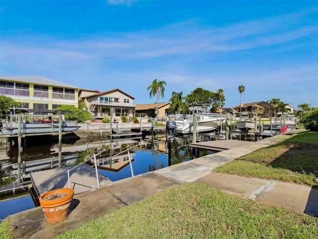 Building Photo - 6241 Bayside Dr