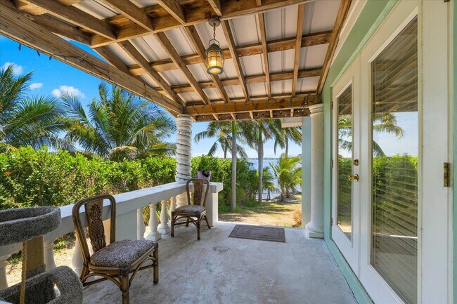 Building Photo - 850 NE Ixora Dr