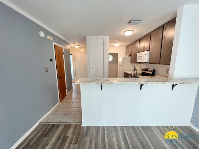 Building Photo - End unit 2 Bedroom Townhome with nice upda...