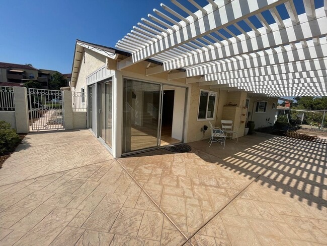 Building Photo - Awesome home on massive lot, 55+ community