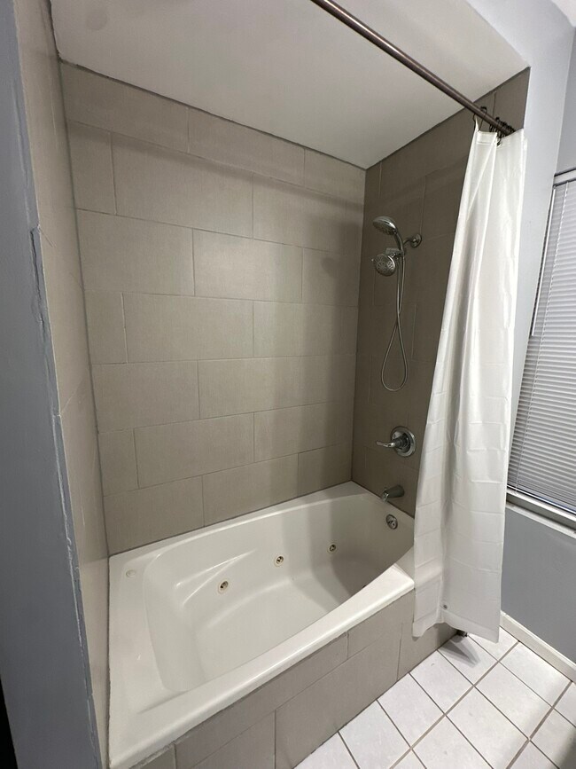 Building Photo - Erie