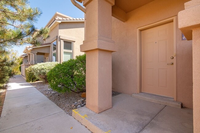 Building Photo - End Unit Townhouse Available Now!