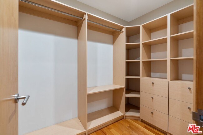 Building Photo - 8614 Hollywood Blvd