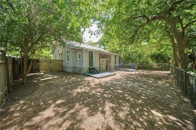 Building Photo - High Class -  Hyde Park Hacienda - Huge 1 Bedroom - New Finish Out - Pet Friendly - Huge Yard - E...