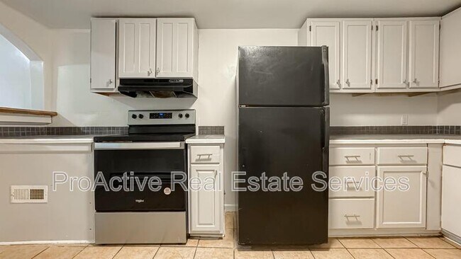 Building Photo - 3027 Peronne Ave