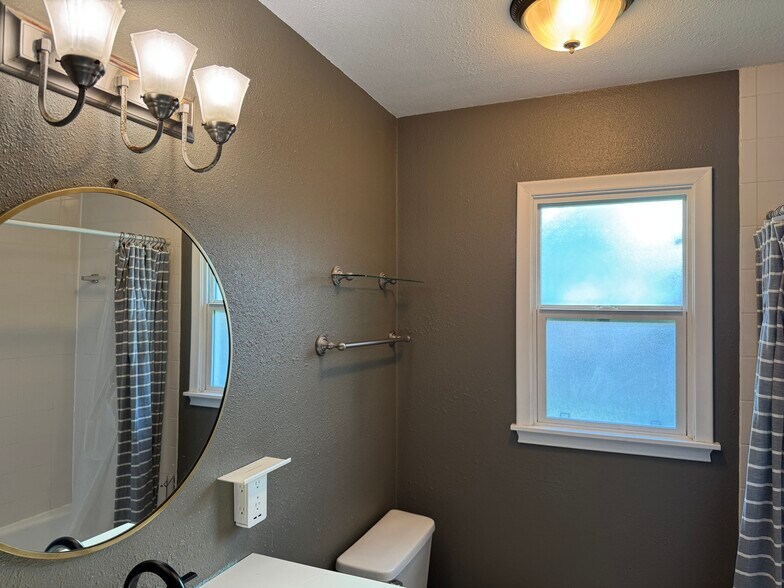 Building Photo - 11021 Spring St