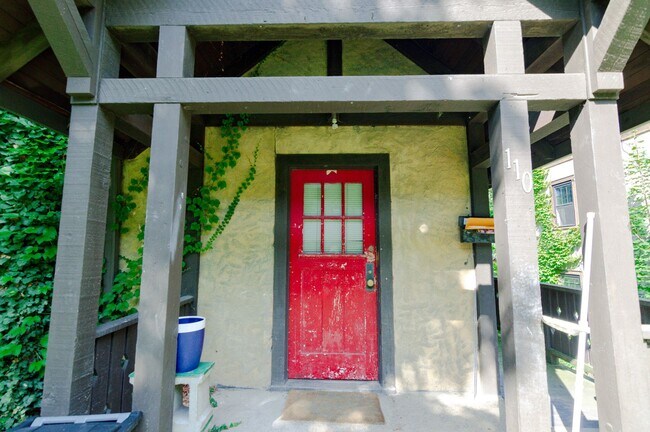 Building Photo - Three Bedroom One Bath