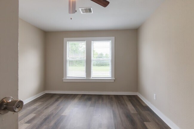 Building Photo - 109 Porter St