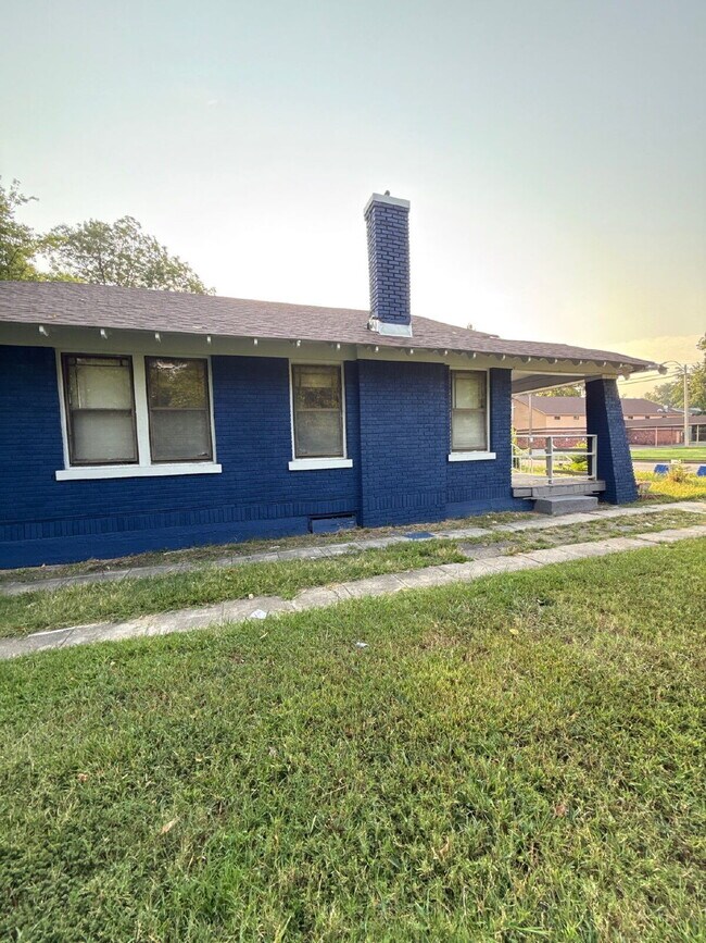 Building Photo - Affordable Co-Living Units (1–4 Rooms Available) Near Central Memphis