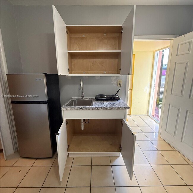 Building Photo - 275 W 16th St