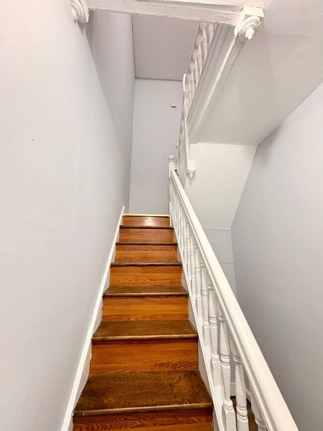 Building Photo - Charming 3-Bedroom Townhome with Classic C...