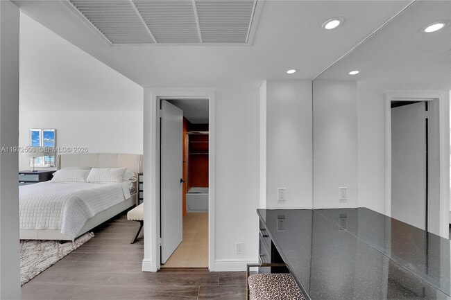 Building Photo - 3140 S Ocean Dr