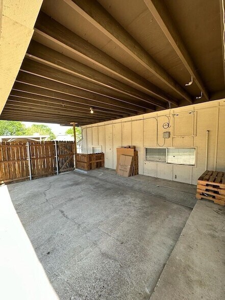 Building Photo - 2818 Golfing Green Dr
