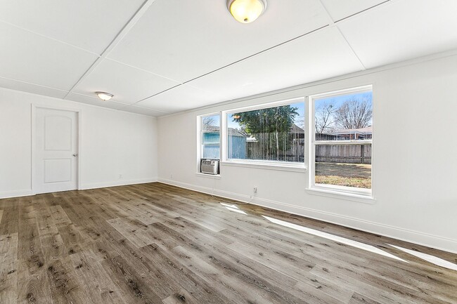 Building Photo - Better Price! Old Jefferson 3 Bedroom! Clo...