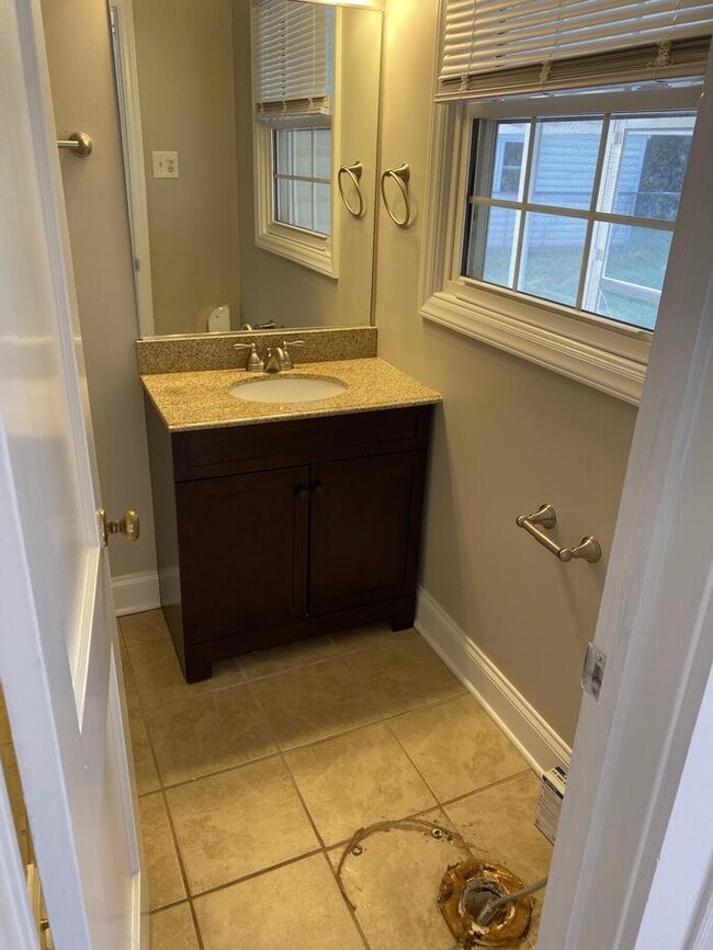 Building Photo - Charming Vintage Ranch, Den, Fireplace, Screened Porch