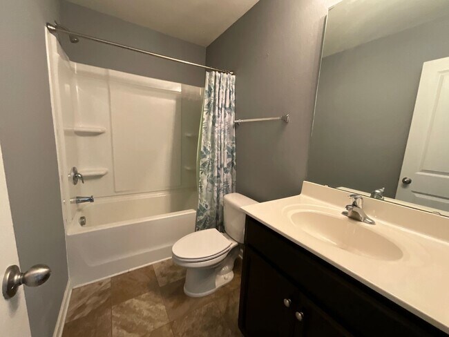 Building Photo - Large 5 bedroom home in Established Neighborhood ready to rent!