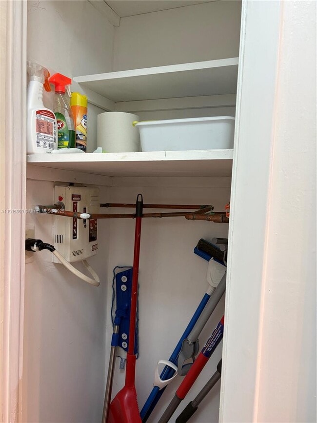 Building Photo - 2223 Park Ln