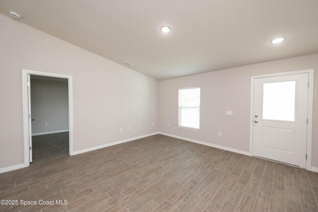 Building Photo - 2638 Lakeland Ave