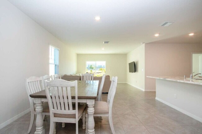 Building Photo - Spacious 5-Bed Retreat with Granite Elegance in Lakewood Ranch