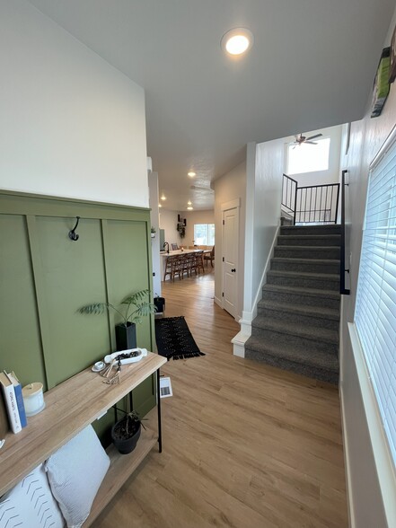 Entry - 525 W Caroles Way