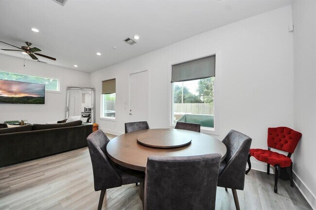 Building Photo - 9654 Habitat St