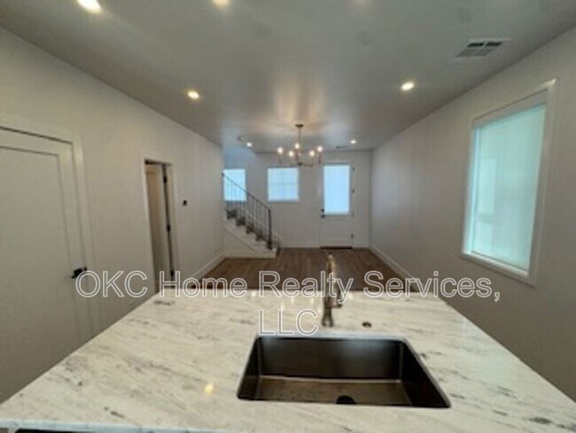 Building Photo - 1078 Hangar Dr