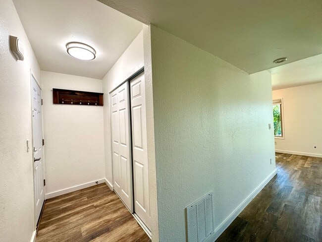 Building Photo - 2Bd/1Ba Kirkland Condo