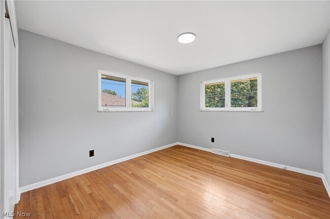 Building Photo - 333 E Ridgewood Dr