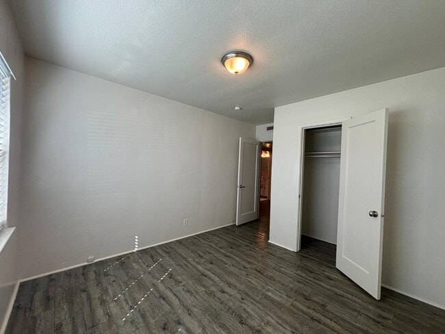 Building Photo - 816 W Fedora Ave