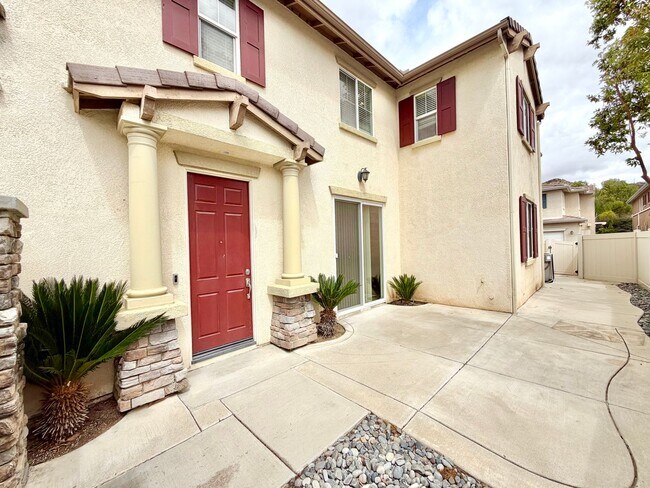 Building Photo - Charming 3 Bedroom Bel Flora Home with Private Patio & Amenities