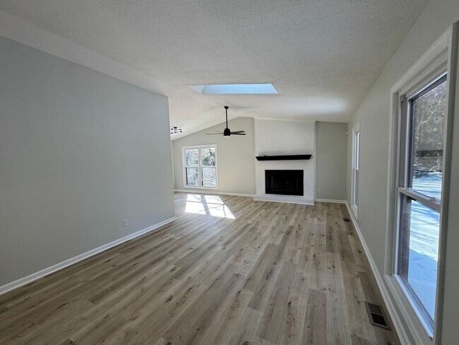 Building Photo - Modern 3bed/2bath in GREAT neighborhood!