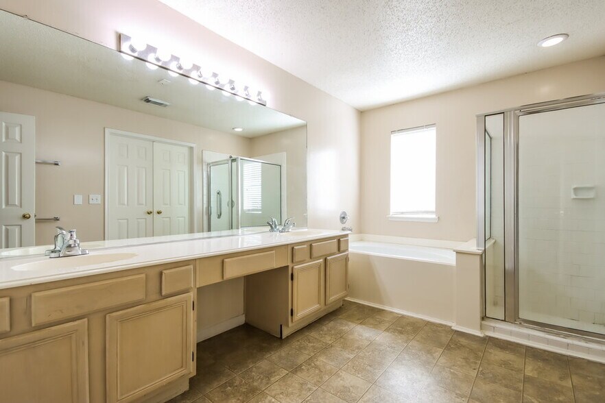 Building Photo - 7131 Maple Walk Dr
