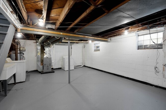 Building Photo - Stunning 2 bedroom home in Dormont availab...