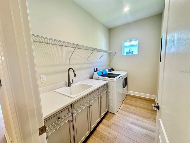 Building Photo - 2633 Star Apple Wy